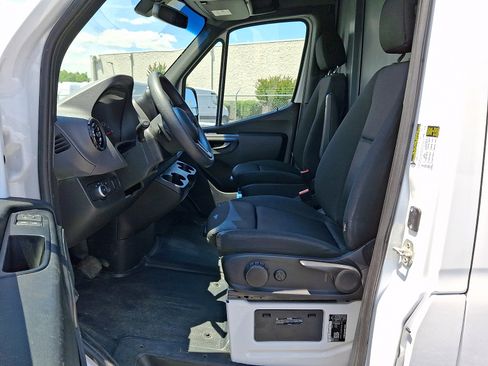 Used 2023 Mercedes-Benz Sprinter 2500 image 16