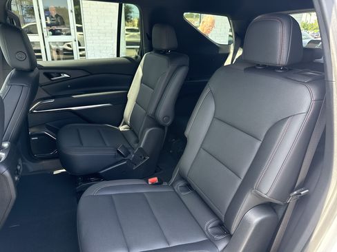 Used 2025 Chevrolet Traverse Z71 w/ Enhanced Driving Package AWD/4WD image 13