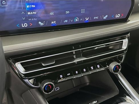 Used 2024 Chevrolet Traverse LT FWD image 14
