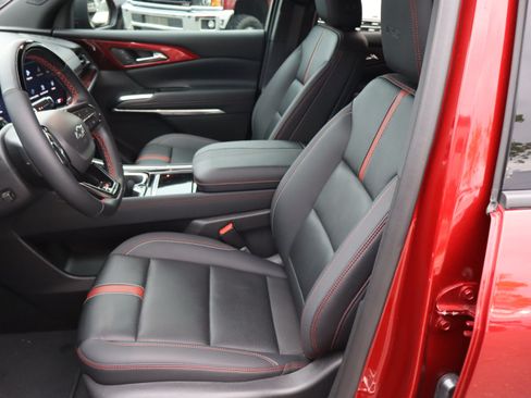 Used 2024 Chevrolet Traverse RS FWD image 17