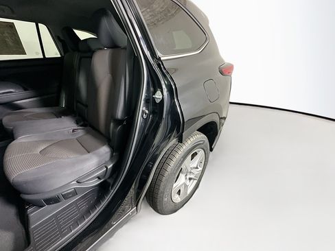 Used 2023 Toyota Highlander L FWD image 26