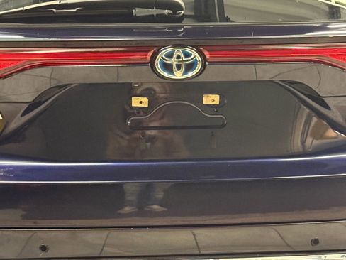 Used 2022 Toyota Venza XLE image 11