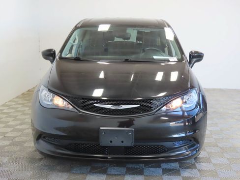 Used 2023 Chrysler Voyager LX FWD image 2