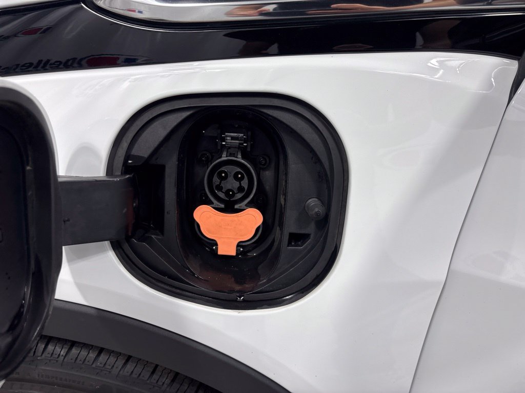Used 2020 Chevrolet Bolt Premier w/ Infotainment Package FWD image 18