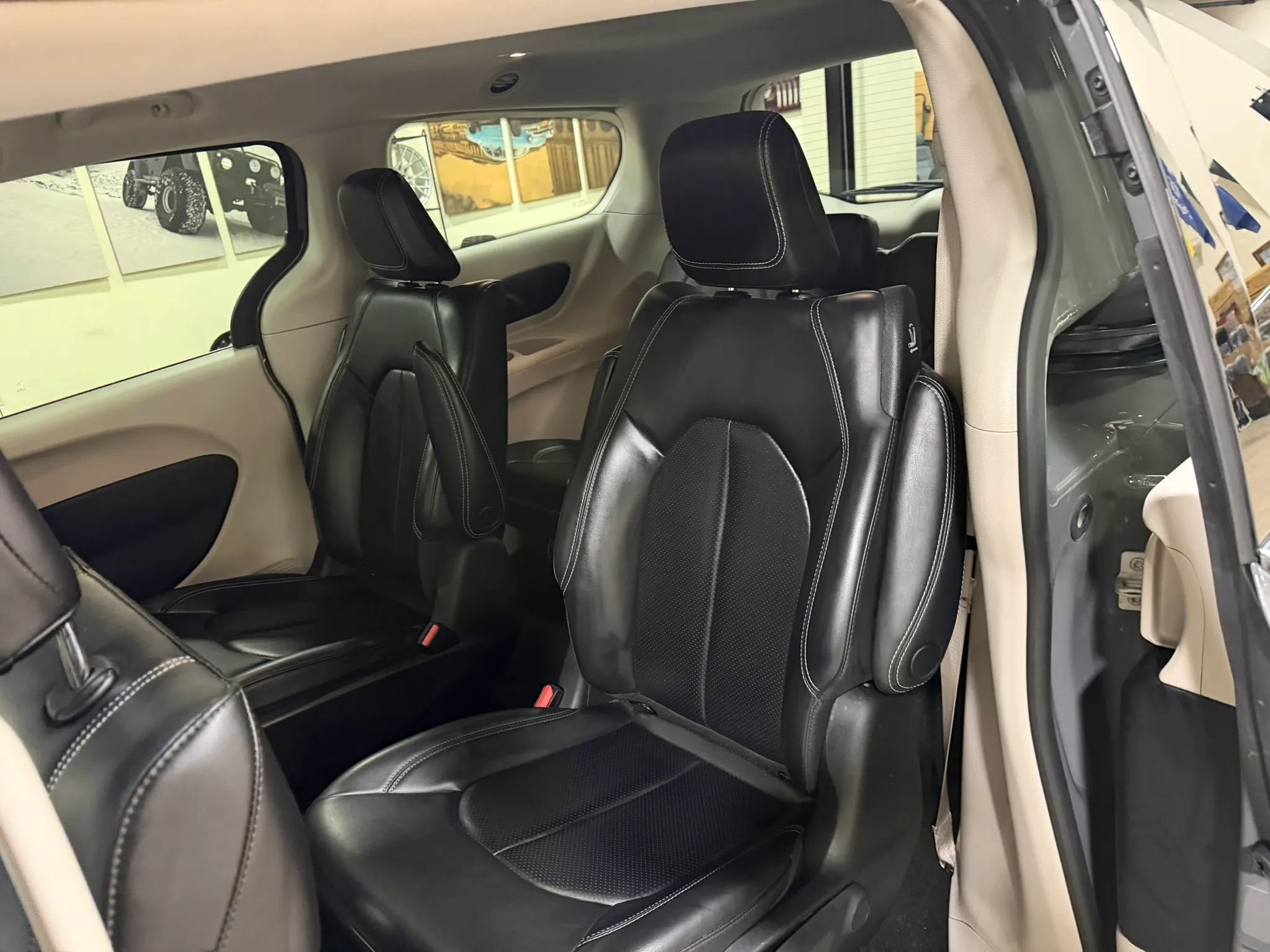 Used 2023 Chrysler Pacifica Touring-L FWD image 29