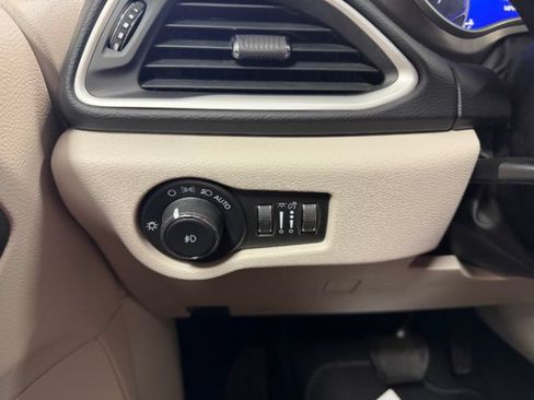 Used 2023 Chrysler Pacifica Touring-L FWD image 21