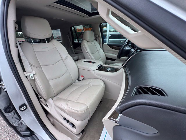 Used 2020 Cadillac Escalade Luxury w/ LPO, Radiant Package AWD/4WD image 11
