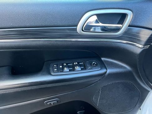 Used 2019 Jeep Grand Cherokee Limited AWD/4WD image 13