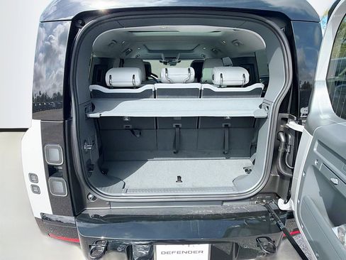 New 2026 Land Rover Defender 130 X-Dynamic SE image 12