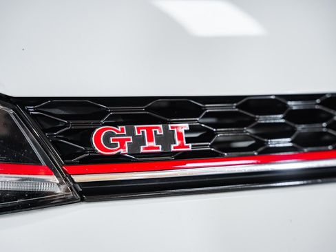 Used 2020 Volkswagen GTI SE image 10