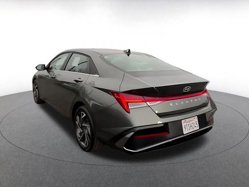 Used 2025 Hyundai Elantra SEL image 11