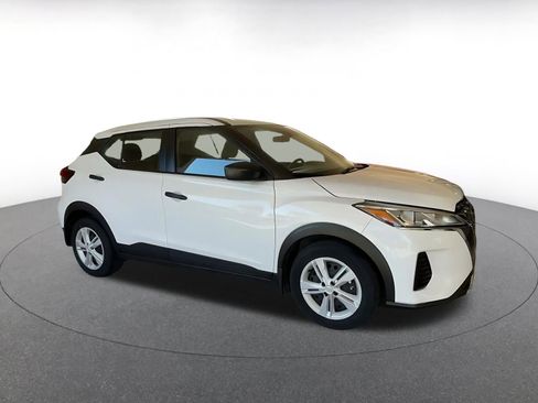 Used 2024 Nissan Kicks S image 2