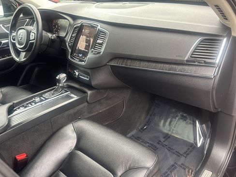 Used 2020 Volvo XC90 T6 Momentum w/ Protection Package Premier image 11