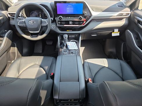 New 2026 Toyota Highlander Platinum AWD/4WD image 5