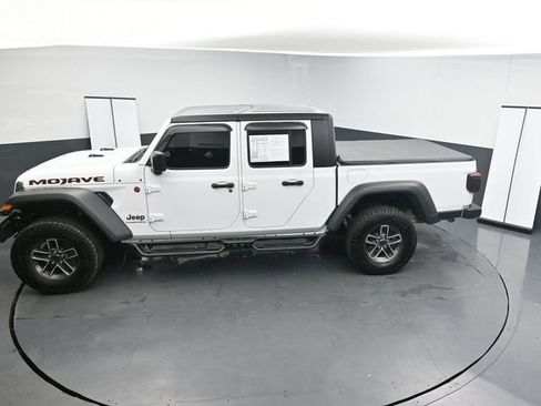 Used 2024 Jeep Gladiator Mojave w/ Technology Group AWD/4WD image 18