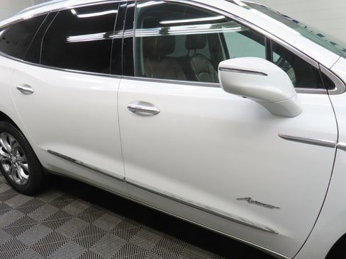 Used 2018 Buick Enclave Avenir w/ Avenir Technology Package AWD/4WD image 31