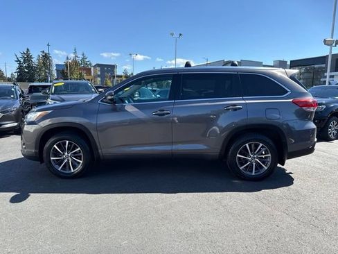 Used 2017 Toyota Highlander XLE AWD/4WD image 10