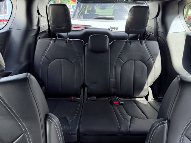 New 2027 Chrysler Pacifica Select FWD image 23
