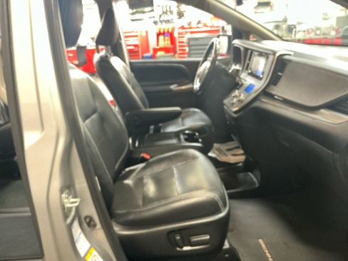 Used 2019 Toyota Sienna SE Premium w/ Carpet Mat Package AWD/4WD image 19