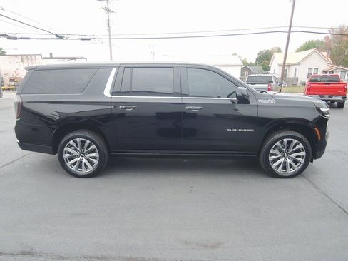 Used 2025 Chevrolet Suburban High Country AWD/4WD image 2