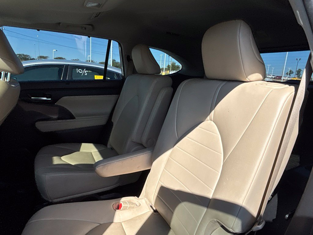 Used 2021 Toyota Highlander XLE FWD image 4