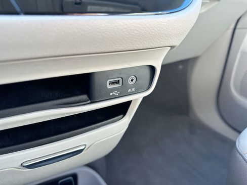 Used 2018 Chrysler Pacifica Touring-L image 34