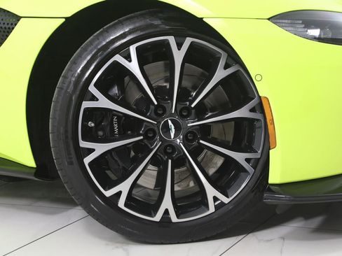 Used 2019 Aston Martin V8 Vantage Coupe RWD image 17