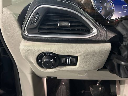 Used 2023 Chrysler Pacifica Limited image 35