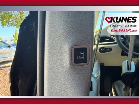Used 2023 Chrysler Pacifica Touring-L FWD image 12
