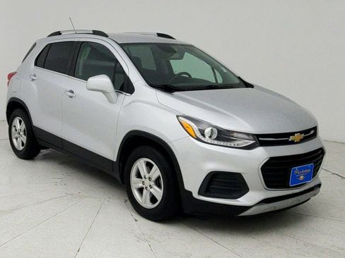 Used 2019 Chevrolet Trax LT w/ LT Convenience Package FWD image 1