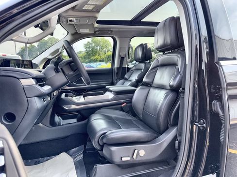 Certified 2025 Lincoln Navigator Reserve AWD/4WD image 13