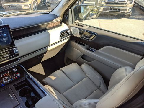 Used 2022 Lincoln Navigator Reserve image 18