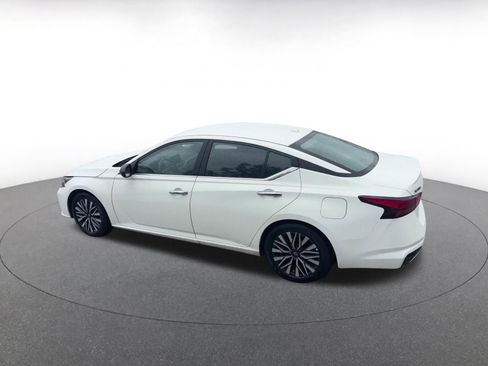 Used 2025 Nissan Altima 2.5 SV FWD image 10