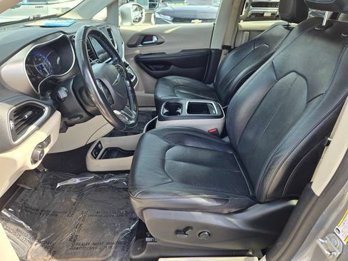 Used 2021 Chrysler Pacifica Touring-L FWD image 11