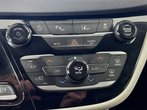 Used 2024 Chrysler Pacifica Touring-L image 23