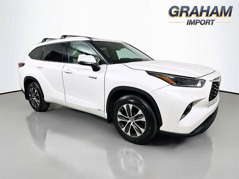 Used 2021 Toyota Highlander XLE AWD/4WD image 1
