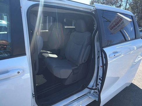 Used 2021 Toyota Sienna LE image 21