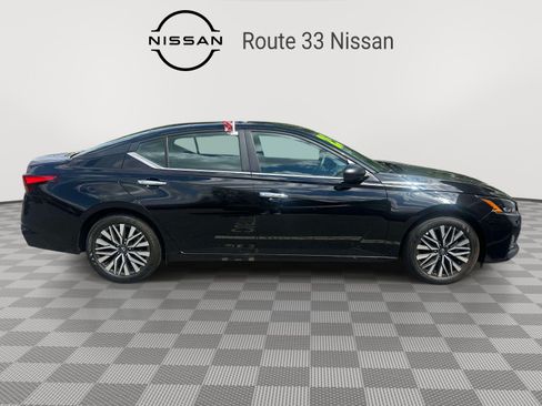 Used 2025 Nissan Altima 2.5 SV FWD image 3