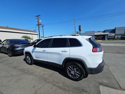Used 2019 Jeep Cherokee Latitude Plus AWD/4WD image 4