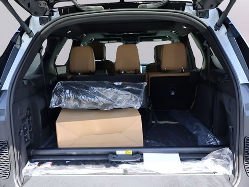 New 2026 Land Rover Discovery Limited Edition AWD/4WD image 15