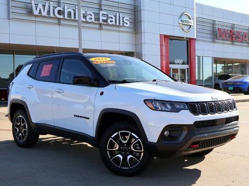Used 2025 Jeep Compass Trailhawk w/ Trailer Tow Group AWD/4WD image 1