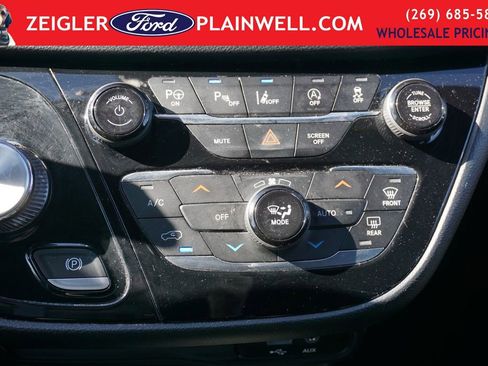 Used 2020 Chrysler Pacifica Touring w/ Advanced Safetytec Group FWD image 26