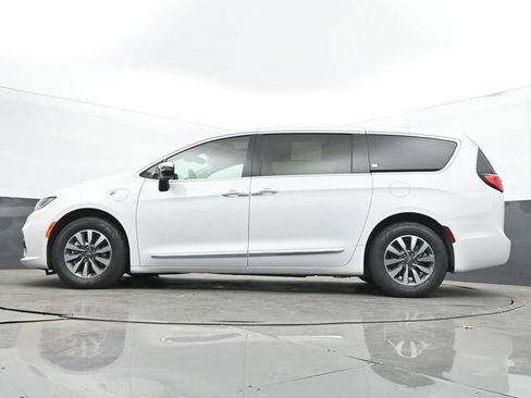 Used 2023 Chrysler Pacifica Limited FWD image 50