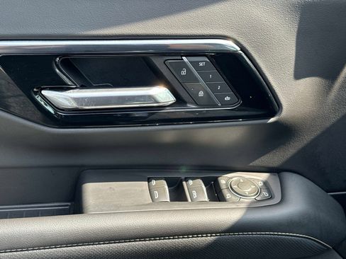 Used 2025 Chevrolet Suburban Premier image 20