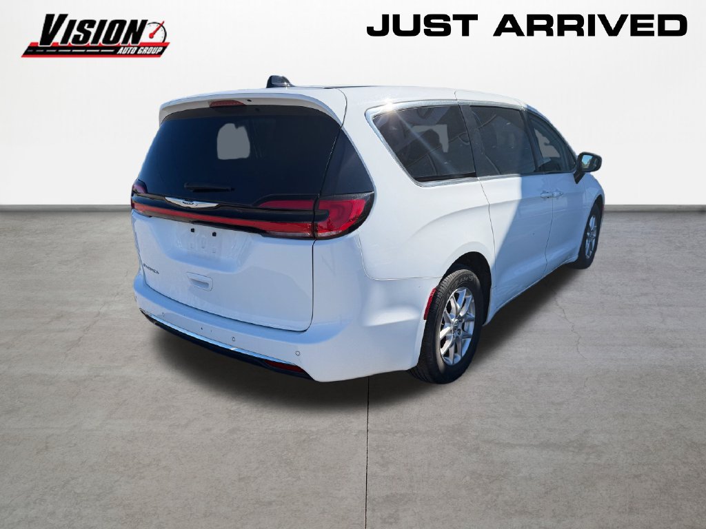 Used 2024 Chrysler Pacifica Touring-L FWD image 5
