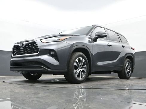 Used 2025 Toyota Highlander XLE FWD image 26