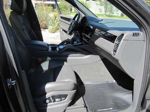Used 2019 Porsche Cayenne AWD/4WD image 24