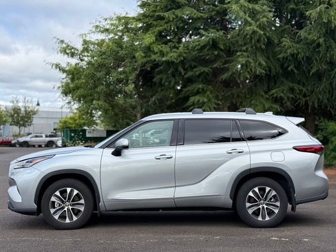 Used 2022 Toyota Highlander XLE AWD/4WD image 2