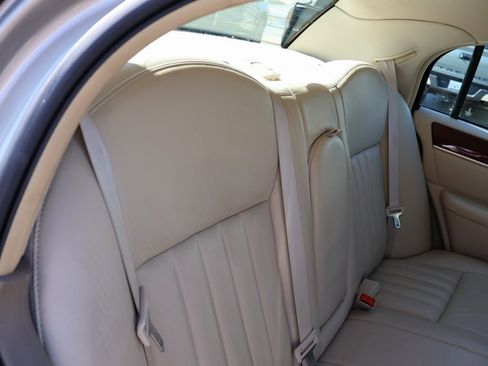 Used 2004 Lincoln Town Car Signature image 12