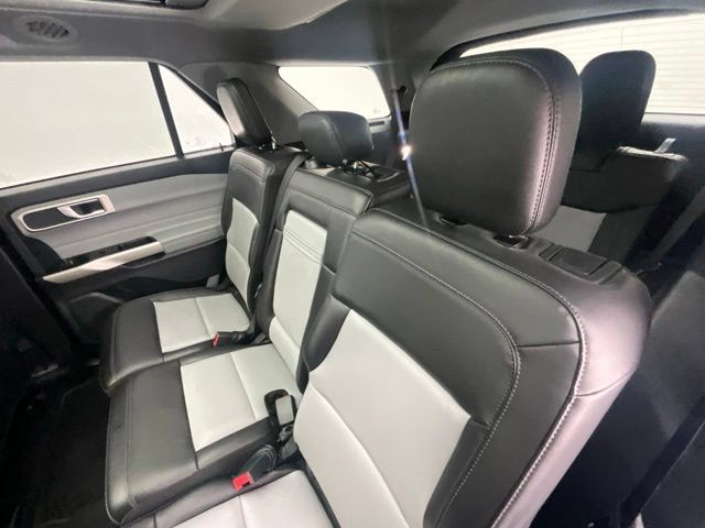 Used 2022 Ford Explorer XLT w/ Equipment Group 202A AWD/4WD image 7